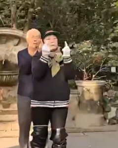 What is the Chinese Middle Finger? Explained by Native Chinese