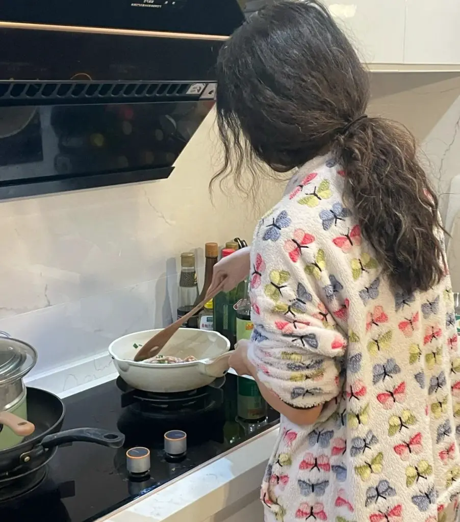 What does it mean when a Chinese girl cooks for you?